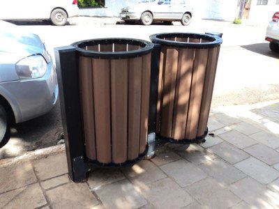 Lixeiras de Madeira Plástica em área pública