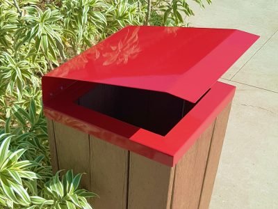 Lixeira para prefeituras e condomínios de Madeira Plástica com tampa articulada basculante em aço na cor vermelha