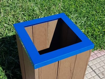 Lixeira para área pública e condomínio de Madeira Plástica com aro em aço na cor azul