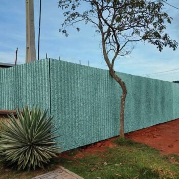 Fechamento de obra com tapume ecologico ondulado verde