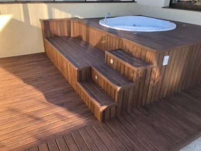 Deck com escada em Spa Jacuzzi feito de Madeira plástica encapsulada