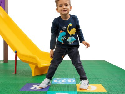 criança se divertindo com piso modular para playground