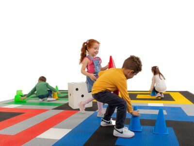 crianças brincando de ludo com kit de chão modular