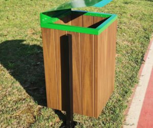 Lixeira Steel Prime 96 litros - Tampa Verde em área urbana prefeitura