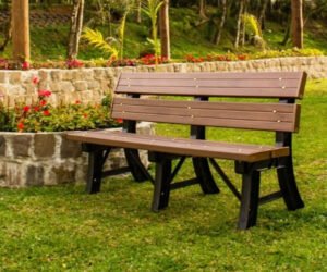 Banco Ibiara com encosto - 1,5m em jardim