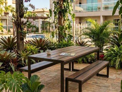 Conjunto de Mesa e Bancos de Madeira Plástica com Aço - Linha Garden